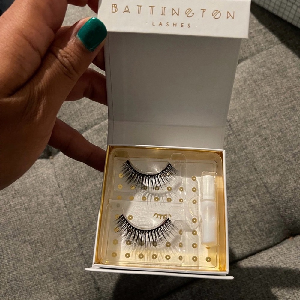 Battington eyelashes Monroe 3D silk lashes NEW Comes with glue